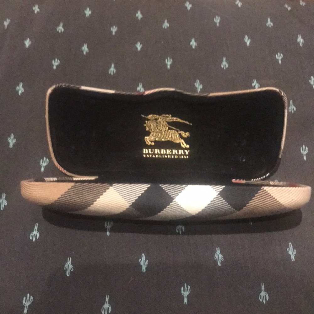 Burberry glasses/sunglasses case GUC